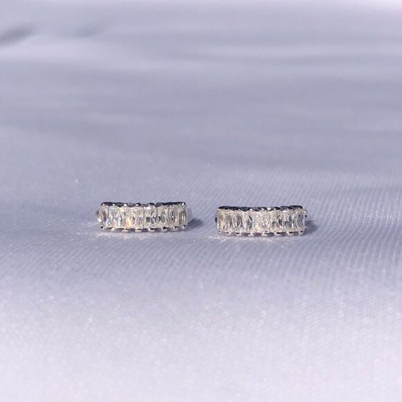 New! “Daphne” Dainty Silver Huggie Hoop Earrings - Picture 2 of 6